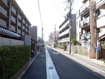 敷地の南側の道路。周辺は区画の整った住宅地です。