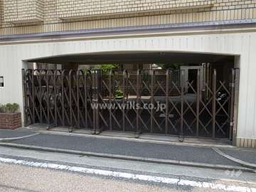 建物1階部分にある敷地内駐車場