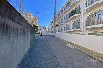 敷地の北側前面道路（西側から）