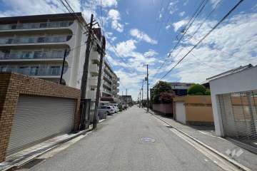 敷地北側の前面道路（東側から）