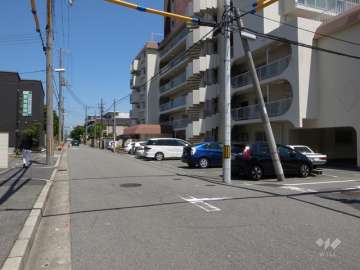 敷地北西側の前面道路（南西側から）