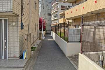 敷地の南側前面道路（東側から）