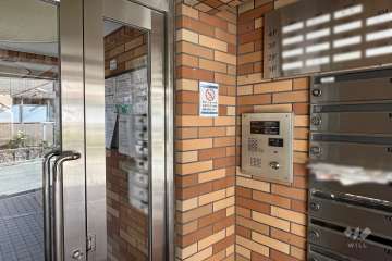 エントランスはオートロック付きです。