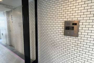 エントランスはオートロック付きです。