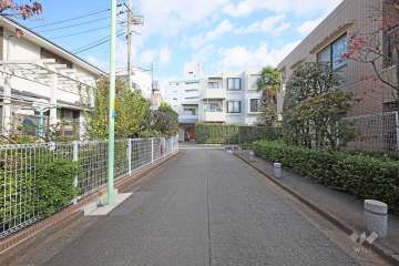 敷地西側の前面道路