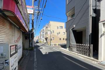 敷地の北側前面道路（東側から）