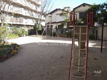 敷地の南側は西蔵児童遊園に面しています。