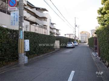 周辺には生け垣のある家が多く、グリーンコーポ芦屋の敷地も生け垣に囲まれています。