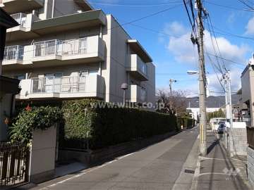 周辺は静かな住宅地で、マンションと一戸建てが混在しています。