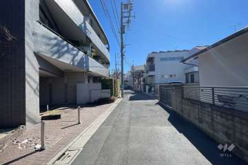 敷地の南側前面道路（西側から）