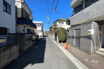 敷地の南側前面道路（東側から）