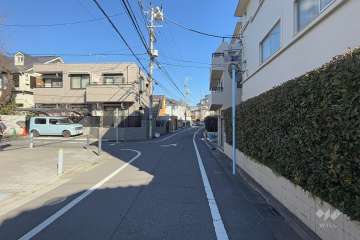 敷地西側の前面道路