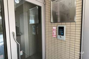 エントランスはオートロック付きです。