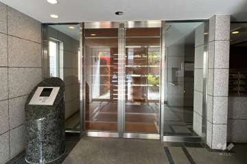 エントランスはオートロック付きです。