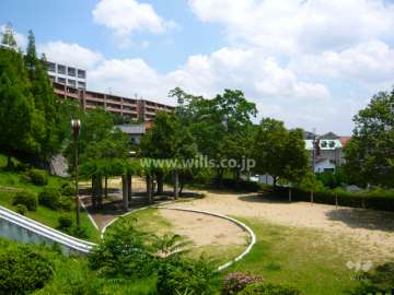 目の前に公園があります。