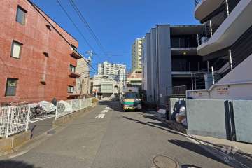 敷地西側の前面道路（南側から）