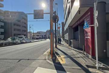 敷地東側は都道318号（環状七号線）に面しています。