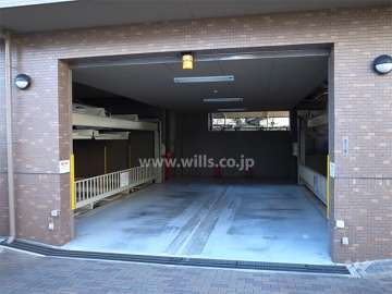 建物1階部分にある敷地内駐車場（機械式）