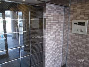 エントランスはオートロック付きです。