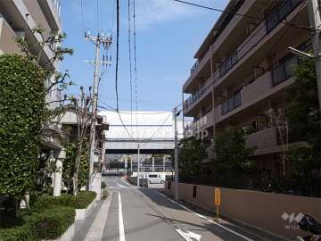 西側の前面道路。少し北へ行くと国道43号線、阪神高速が走っています。
