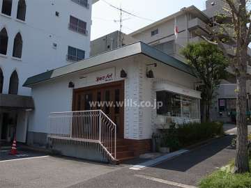 北側の道路に面して店舗棟があります。