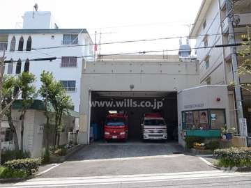 敷地の西側に隣接して消防署があります。