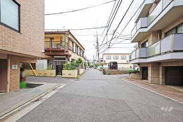 敷地北東側の前面道路（南東側から）