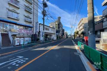 敷地の北側前面道路（東側から）