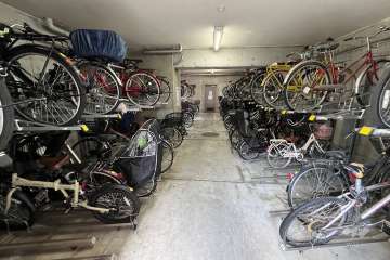 屋内に設けられた駐輪場