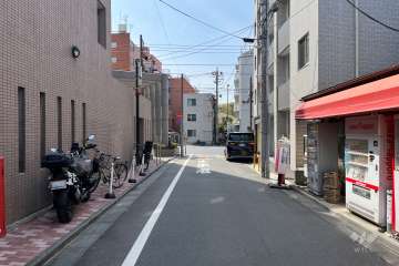 敷地の北側前面道路（東側から）