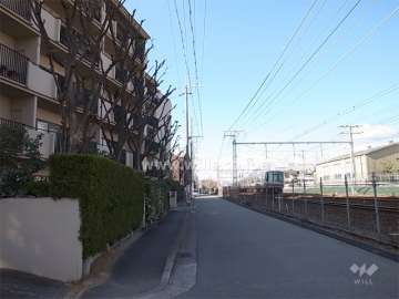 敷地北側には道を挟んでJR東海道本線が走っています。