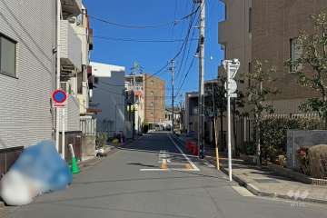 敷地の北西側前面道路（南西側から）