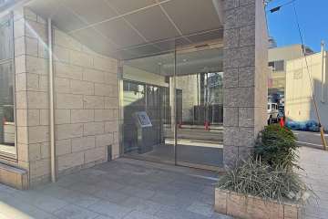 エントランスはオートロック付きです。