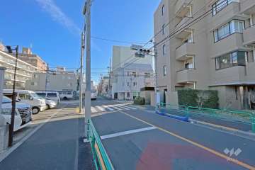 敷地の北側前面道路（西側から）