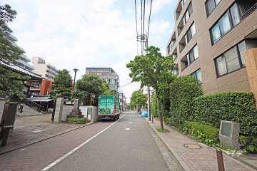敷地西側の前面道路　