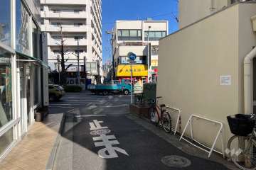 敷地の西側前面道路（南側から）