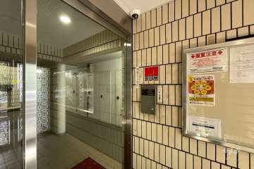 エントランスはオートロック付きです。