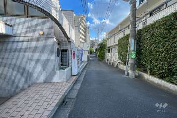 敷地西側の前面道路（北側から）