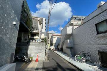 敷地西側の前面道路（南側から）