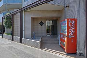 エントランスはオートロック付きです。