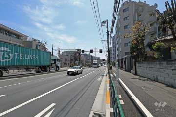 敷地東側前面道路は環状七号線（都道318号）です。