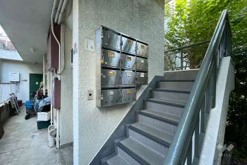 敷地の入り口と共用ポスト