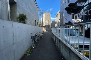 敷地北側の通路（南側から）