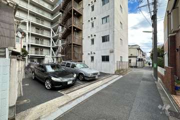 敷地西側の前面道路