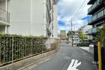 敷地南側の前面道路