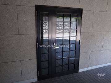 エントランス横にある駐輪場（屋内　扉付き）