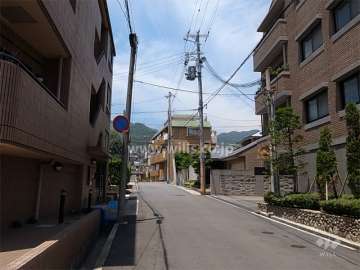敷地西側の前面道路。周辺は閑静な住宅地です。