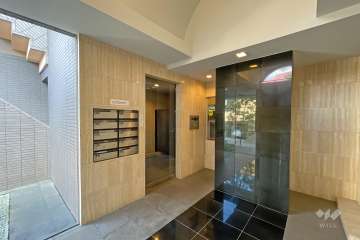 エントランスはオートロック付きです。