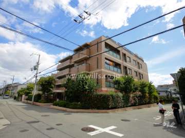 周辺は区画の整った閑静な住宅地。敷地の3方が接道しています。