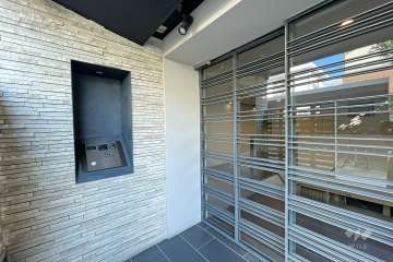 エントランスはオートロック付きです。